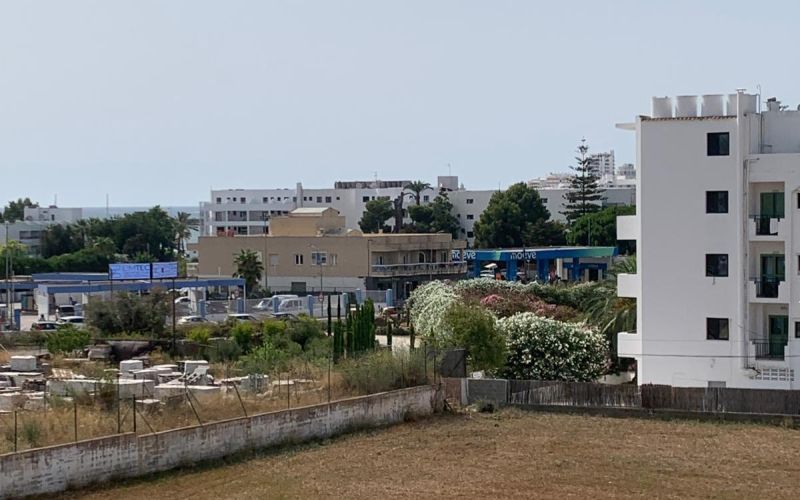 PISO DE 3 HABITACIONES  DE OBRA NUEVA TERMINADA CON PISCINA  A ESTRENAR A LAS AFUERAS DE SAN ANTONIO