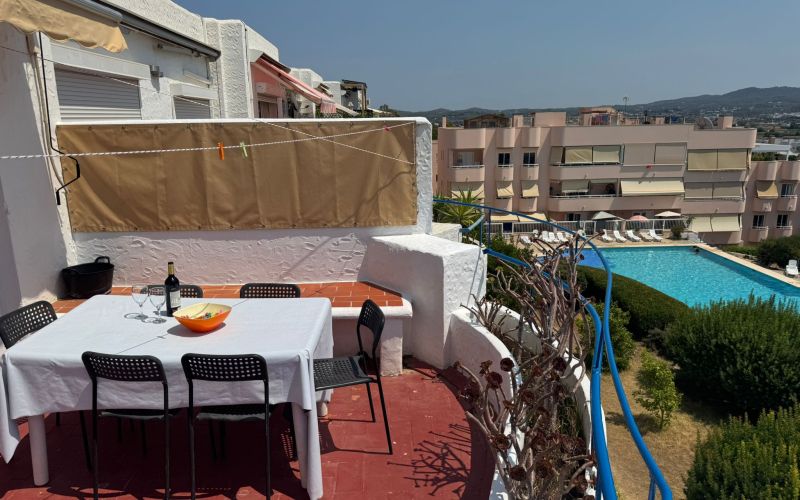 APARTAMENTO A LAS AFUERAS DE SAN ANTONIO CON TERRAZA