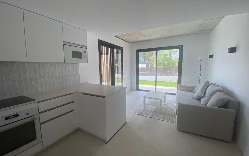 ESPECTACULAR PLANTA BAJA  DE 2 HABITACIONES A ESTRENAR CON GRAN JARDÍN CERCA DE LA PLAYA