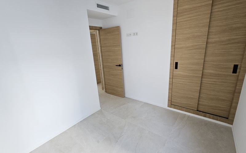 ÁTICO  DE 2 HABITACIONES CON SOLARIUM A ESTRENAR CERCA DE LA PLAYA