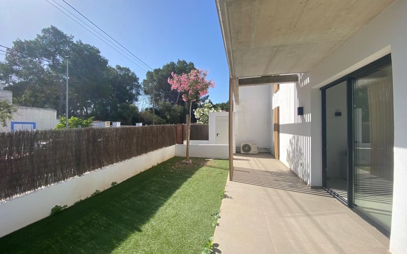 ESPECTACULAR PLANTA BAJA  DE 2 HABITACIONES A ESTRENAR CON GRAN JARDÍN CERCA DE LA PLAYA
