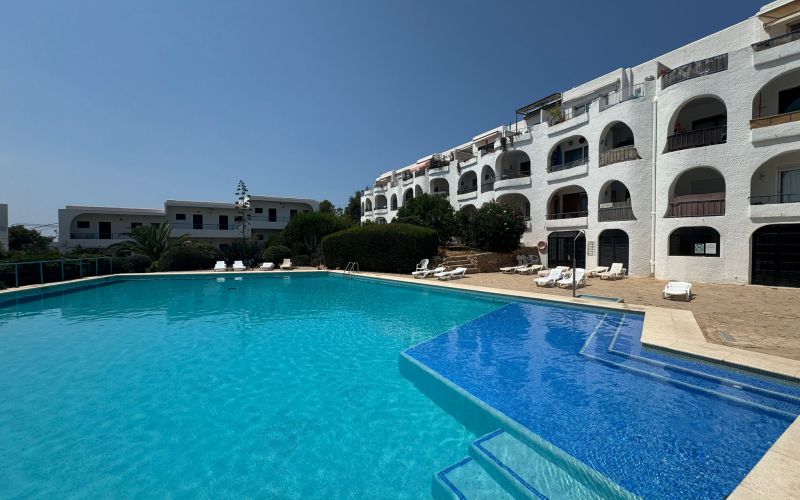 APARTAMENTO A LAS AFUERAS DE SAN ANTONIO CON TERRAZA