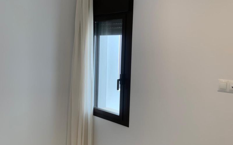 PISO DE 3 HABITACIONES  DE OBRA NUEVA TERMINADA CON PISCINA  A ESTRENAR A LAS AFUERAS DE SAN ANTONIO