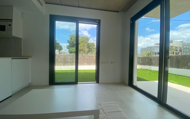 ESPECTACULAR PLANTA BAJA  DE 2 HABITACIONES A ESTRENAR CON GRAN JARDÍN CERCA DE LA PLAYA