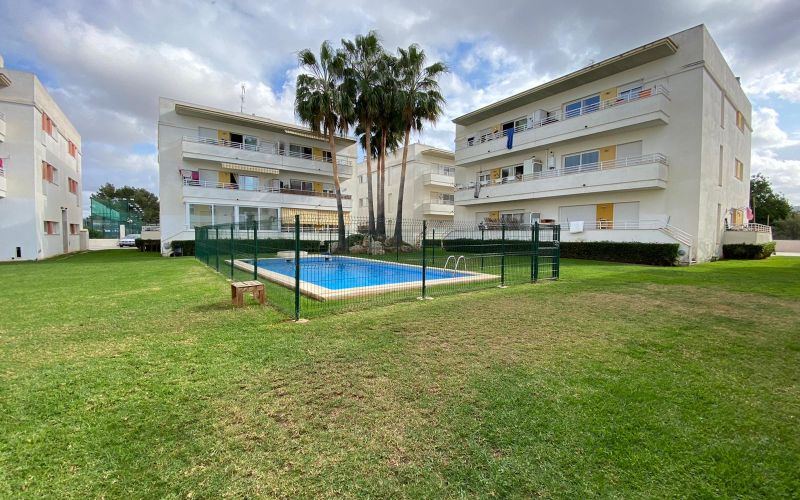 APARTAMENTO DE 2 HABITACIONES CON PARKING Y PISCINA, CERCA DE LA PLAYA