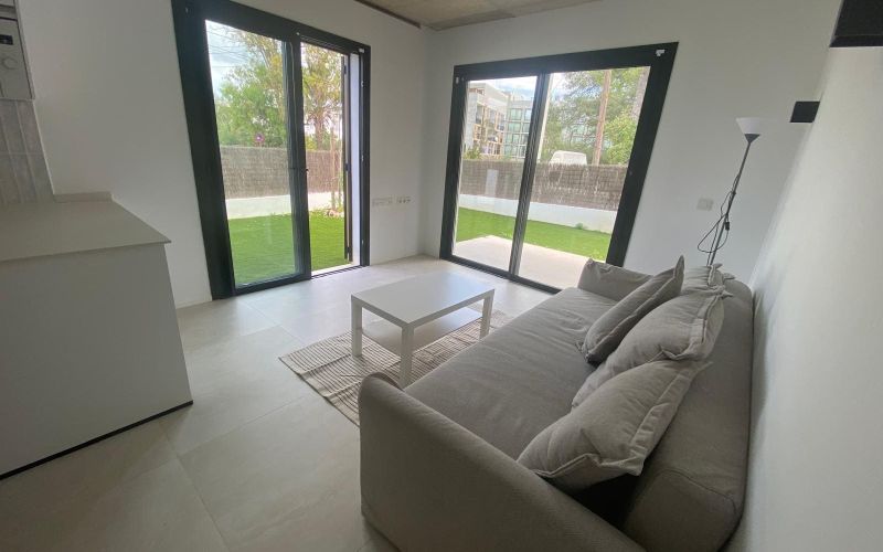 ESPECTACULAR PLANTA BAJA  DE 2 HABITACIONES A ESTRENAR CON GRAN JARDÍN CERCA DE LA PLAYA