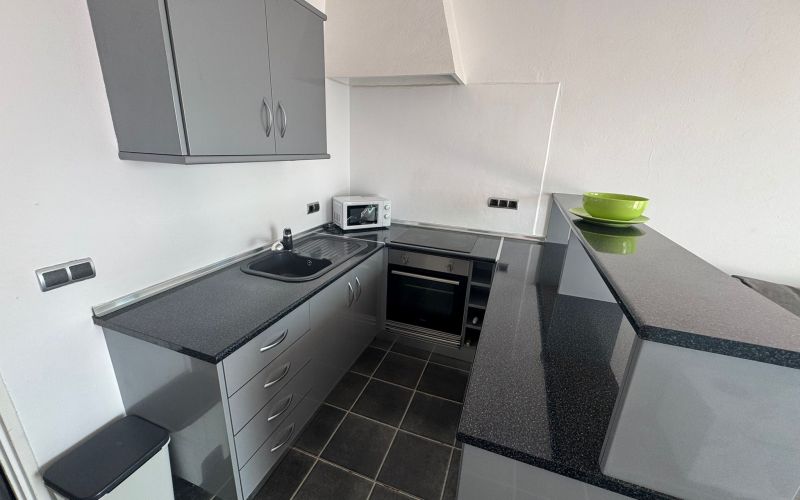 APARTAMENTO A LAS AFUERAS DE SAN ANTONIO CON TERRAZA