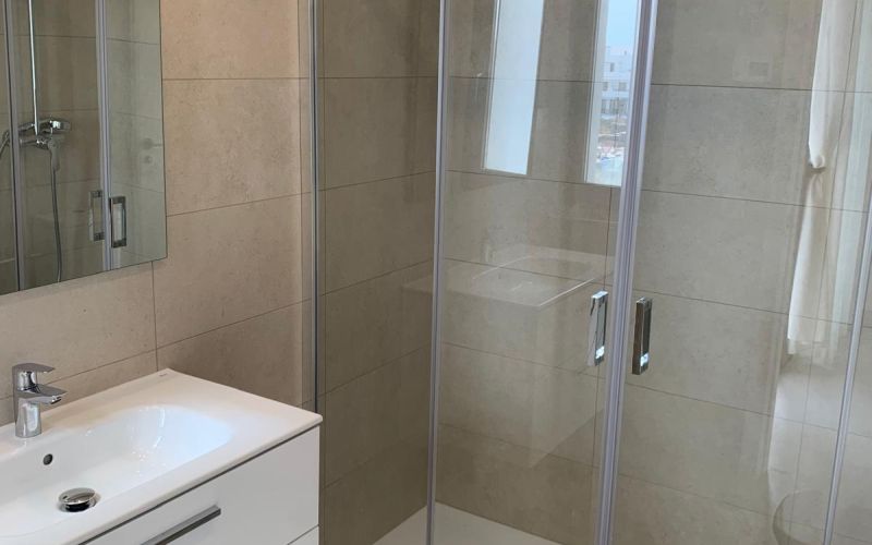 PISO DE 3 HABITACIONES  DE OBRA NUEVA TERMINADA CON PISCINA  A ESTRENAR A LAS AFUERAS DE SAN ANTONIO
