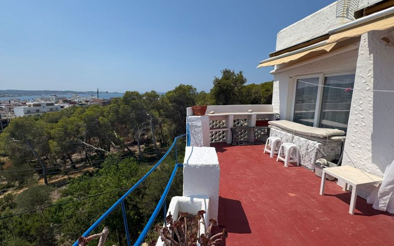 APARTAMENTO A LAS AFUERAS DE SAN ANTONIO CON TERRAZA