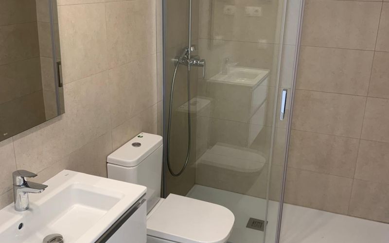 PISO DE 3 HABITACIONES  DE OBRA NUEVA TERMINADA CON PISCINA  A ESTRENAR A LAS AFUERAS DE SAN ANTONIO