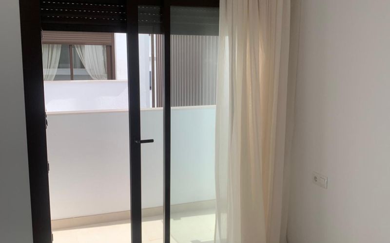 PISO DE 3 HABITACIONES  DE OBRA NUEVA TERMINADA CON PISCINA  A ESTRENAR A LAS AFUERAS DE SAN ANTONIO