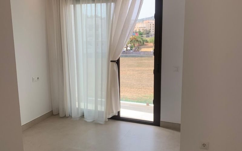 PISO DE 3 HABITACIONES  DE OBRA NUEVA TERMINADA CON PISCINA  A ESTRENAR A LAS AFUERAS DE SAN ANTONIO