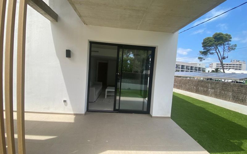ESPECTACULAR PLANTA BAJA  DE 2 HABITACIONES A ESTRENAR CON GRAN JARDÍN CERCA DE LA PLAYA