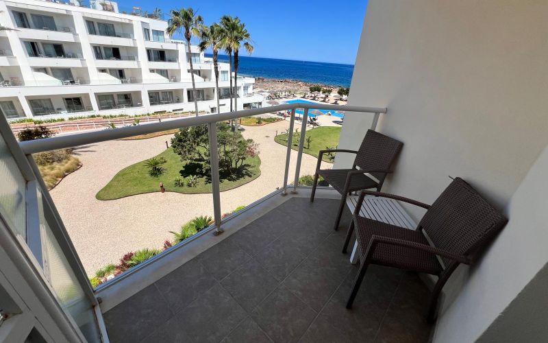 APARTAMENTO DE 2 HABITACIONES CON VISTAS AL MAR, COMPLETAMENTE AMUEBLADO CON PISCINA COMUNITARIA