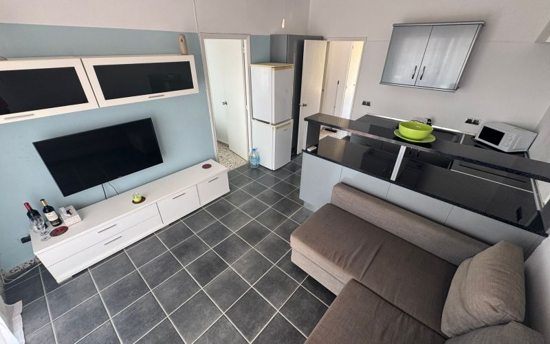 APARTAMENTO A LAS AFUERAS DE SAN ANTONIO CON TERRAZA