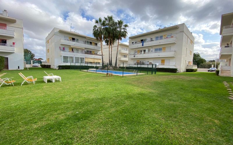 APARTAMENTO DE 2 HABITACIONES CON PARKING Y PISCINA, CERCA DE LA PLAYA