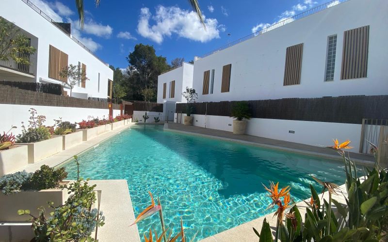 ESPECTACULAR PLANTA BAJA  DE 2 HABITACIONES A ESTRENAR CON GRAN JARDÍN CERCA DE LA PLAYA