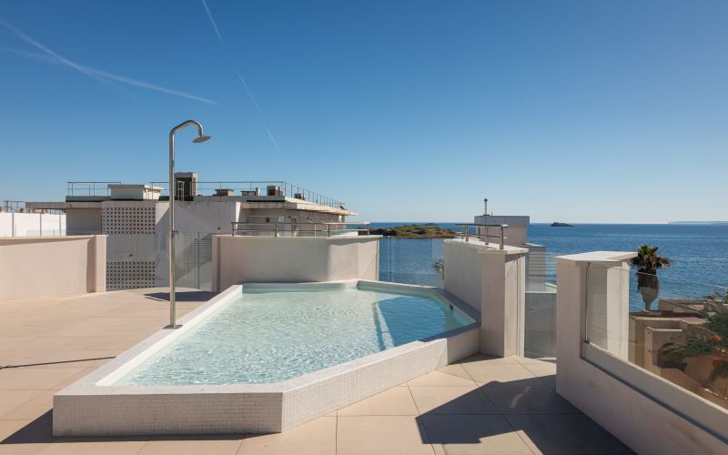 EXCLUSIVO ÁTICO CON PISCINA PRIVADA CON VISTAS AL MAR EN PLAYA D´EN BOSSA