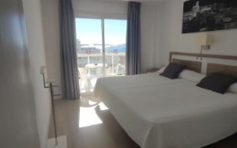 APARTAMENTO DE 1 HABITACIÓN CON VISTAS AL MAR Y PISCINA COMUNITARIA