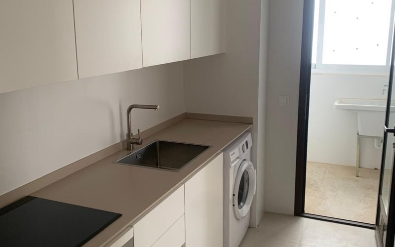 PISO DE 3 HABITACIONES  DE OBRA NUEVA TERMINADA CON PISCINA  A ESTRENAR A LAS AFUERAS DE SAN ANTONIO