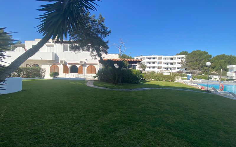 PLANTA BAJA DE 1 HABITACIÓN CON AMPLIA TERRAZA Y PISCINA COMUNITARIA