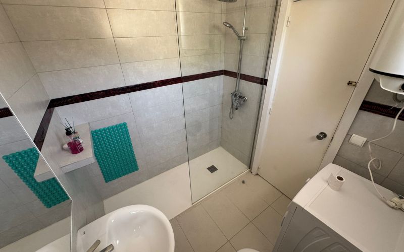APARTAMENTO A LAS AFUERAS DE SAN ANTONIO CON TERRAZA