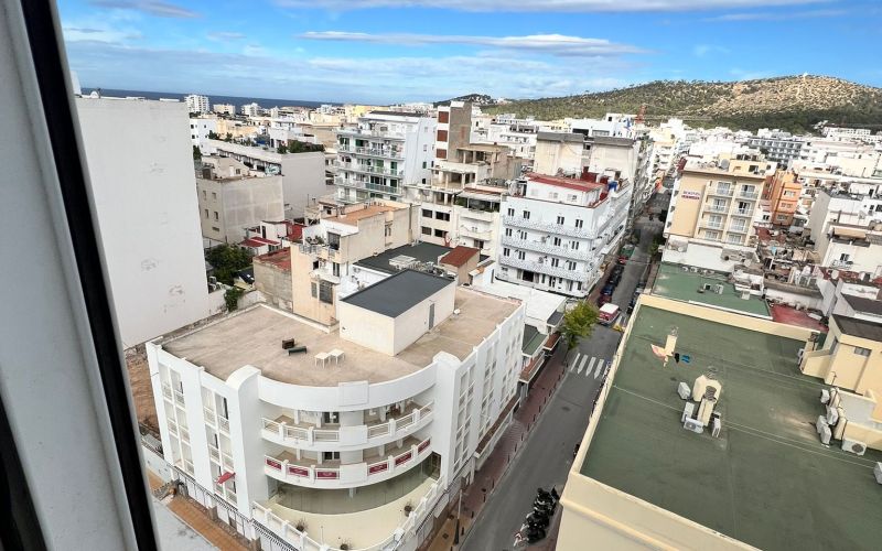 APARTAMENTO EN 10 PLANTA CON ESPECTACULARES VISTAS AL MAR Y PISCINA COMUNITARIA