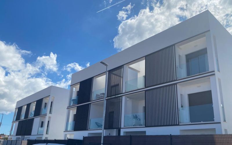 PISO DE 3 HABITACIONES  DE OBRA NUEVA TERMINADA CON PISCINA  A ESTRENAR A LAS AFUERAS DE SAN ANTONIO