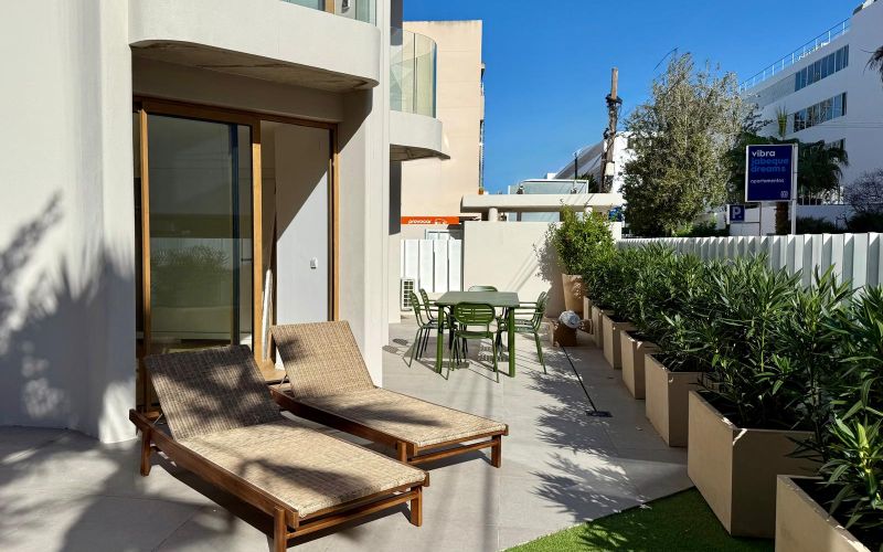 PLANTA BAJA DE 2 HABITACIONES CON 81M2 DE JARDÍN Y TERRAZA CON PARKIG Y TRASTERO