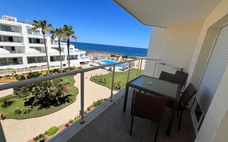 APARTAMENTO DE 2 HABITACIONES CON VISTAS AL MAR, COMPLETAMENTE AMUEBLADO CON PISCINA COMUNITARIA