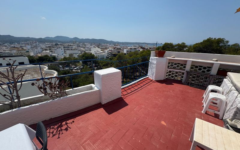 APARTAMENTO A LAS AFUERAS DE SAN ANTONIO CON TERRAZA