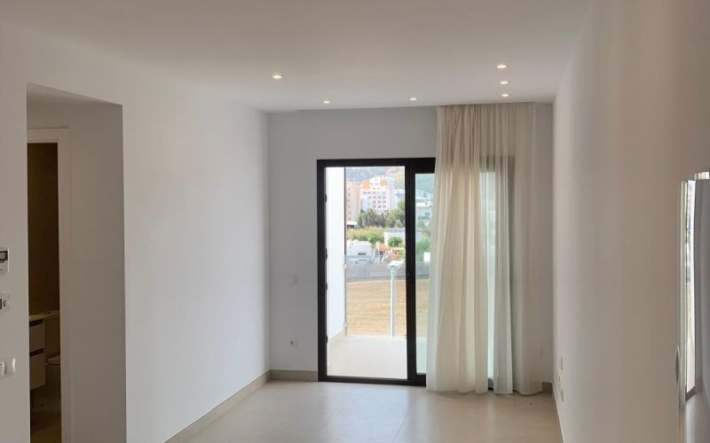 PISO DE 3 HABITACIONES  DE OBRA NUEVA TERMINADA CON PISCINA  A ESTRENAR A LAS AFUERAS DE SAN ANTONIO