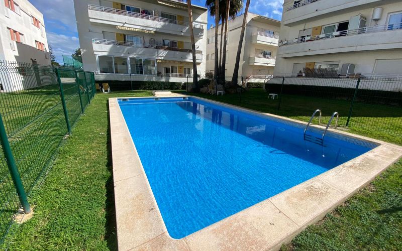 APARTAMENTO DE 2 HABITACIONES CON PARKING Y PISCINA, CERCA DE LA PLAYA