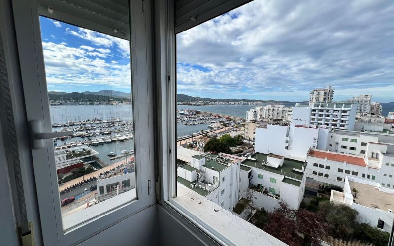APARTAMENTO EN 10 PLANTA CON ESPECTACULARES VISTAS AL MAR Y PISCINA COMUNITARIA