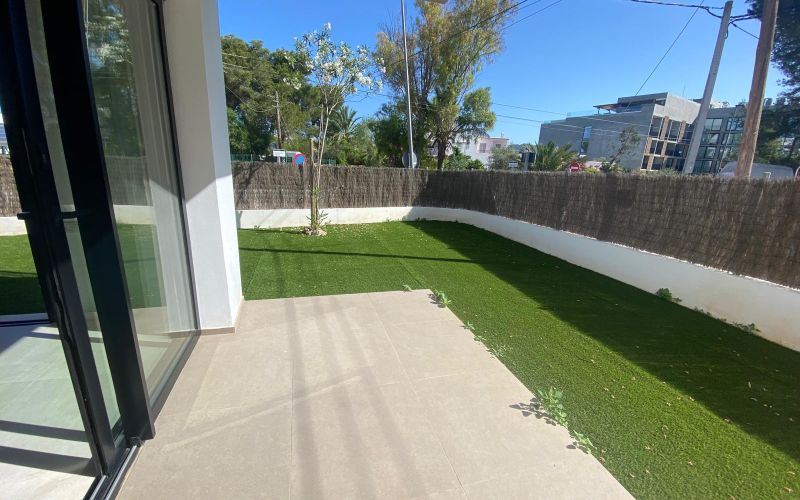 ESPECTACULAR PLANTA BAJA  DE 2 HABITACIONES A ESTRENAR CON GRAN JARDÍN CERCA DE LA PLAYA