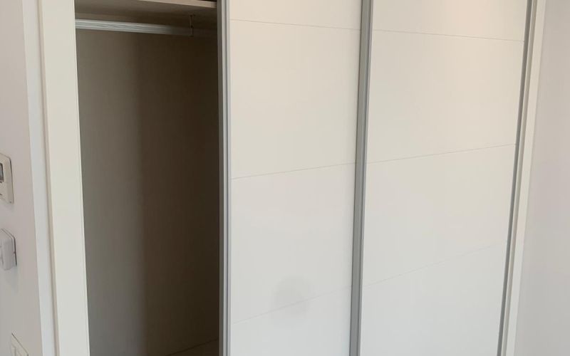 PISO DE 3 HABITACIONES  DE OBRA NUEVA TERMINADA CON PISCINA  A ESTRENAR A LAS AFUERAS DE SAN ANTONIO