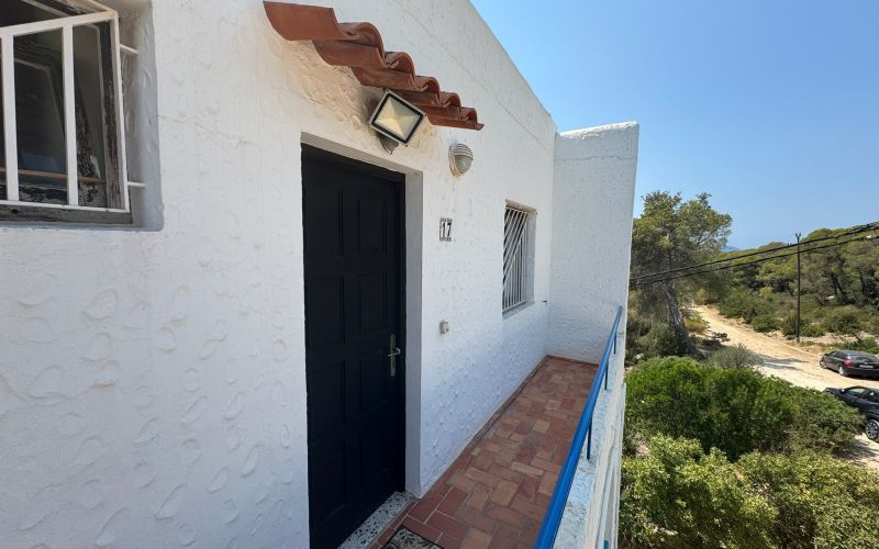 APARTAMENTO A LAS AFUERAS DE SAN ANTONIO CON TERRAZA