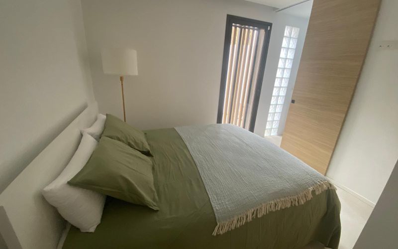 ESPECTACULAR PLANTA BAJA  DE 2 HABITACIONES A ESTRENAR CON GRAN JARDÍN CERCA DE LA PLAYA