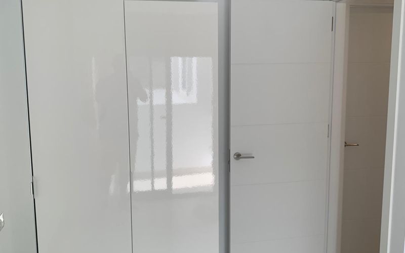 PISO DE 3 HABITACIONES  DE OBRA NUEVA TERMINADA CON PISCINA  A ESTRENAR A LAS AFUERAS DE SAN ANTONIO
