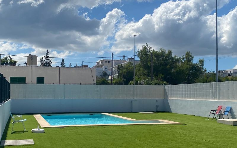 PISO DE 3 HABITACIONES  DE OBRA NUEVA TERMINADA CON PISCINA  A ESTRENAR A LAS AFUERAS DE SAN ANTONIO