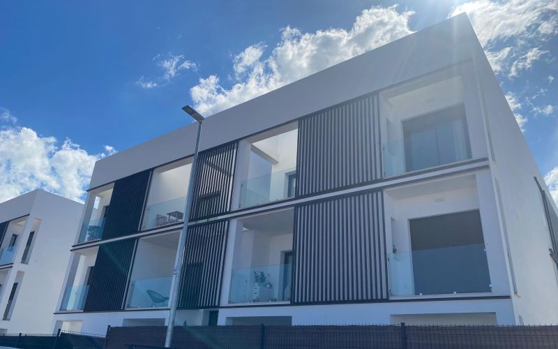 PISO DE 3 HABITACIONES  DE OBRA NUEVA TERMINADA CON PISCINA  A ESTRENAR A LAS AFUERAS DE SAN ANTONIO