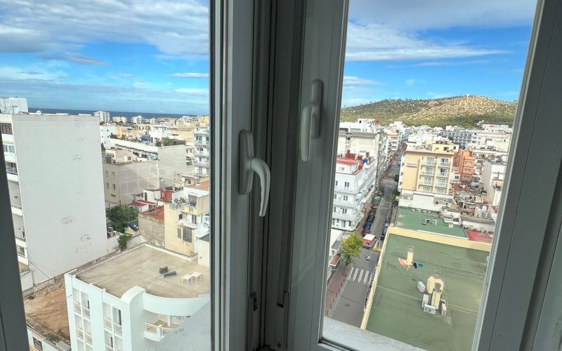 APARTAMENTO EN 10 PLANTA CON ESPECTACULARES VISTAS AL MAR Y PISCINA COMUNITARIA