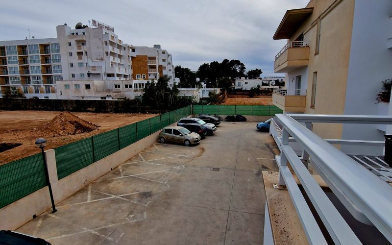 APARTAMENTO DE 2 HABITACIONES CON PARKING Y PISCINA, CERCA DE LA PLAYA