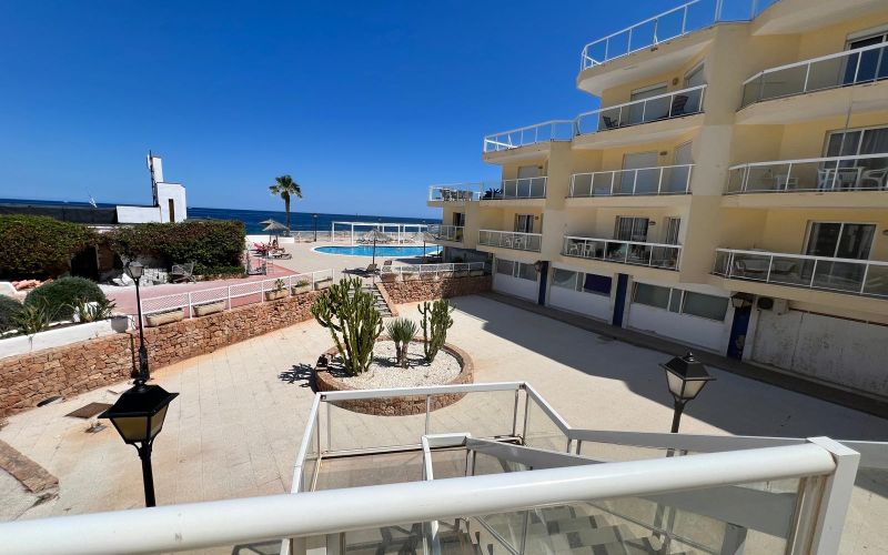 APARTAMENTO DE 2 HABITACIONES CON VISTAS AL MAR, COMPLETAMENTE AMUEBLADO CON PISCINA COMUNITARIA