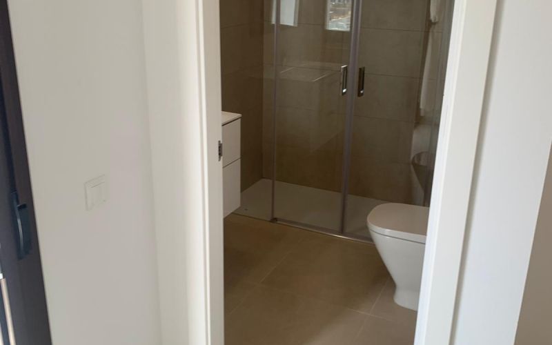 PISO DE 3 HABITACIONES  DE OBRA NUEVA TERMINADA CON PISCINA  A ESTRENAR A LAS AFUERAS DE SAN ANTONIO