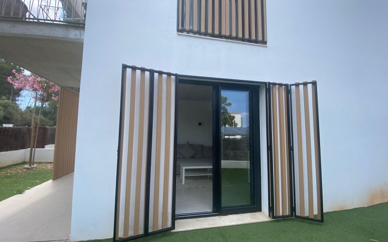 ESPECTACULAR PLANTA BAJA  DE 2 HABITACIONES A ESTRENAR CON GRAN JARDÍN CERCA DE LA PLAYA